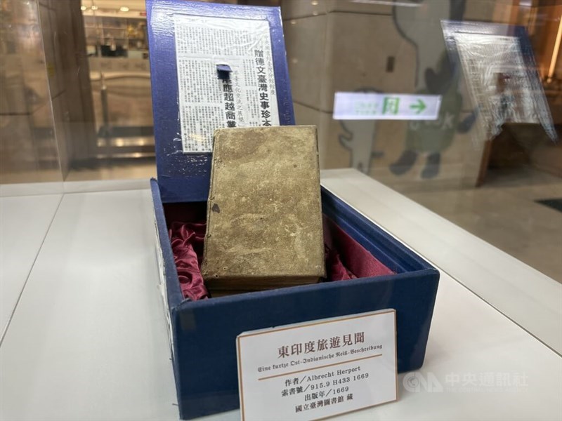National Taiwan Library memamerkan naskah asli "A Short Description of a Nine Year East Indian Journey" karya Albrecht Herport dari abad ke-17 pada Senin. (Sumber Foto : CNA, 12 Mei 2026)