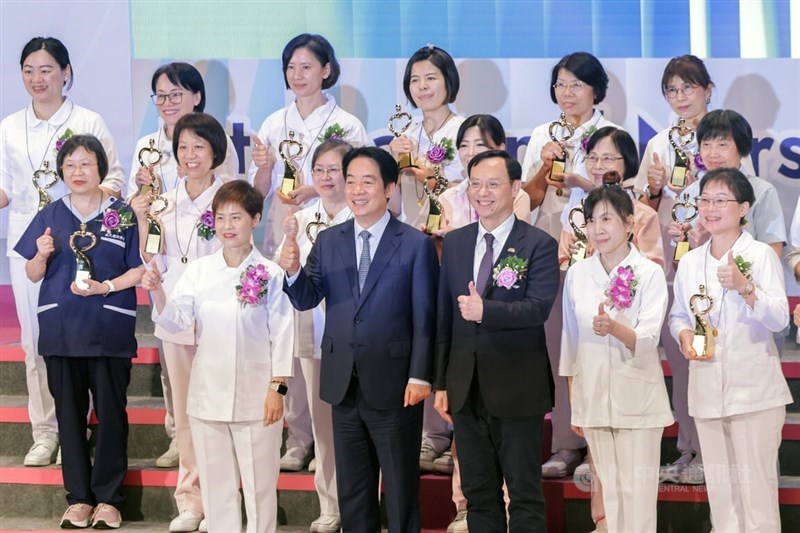 Presiden Lai Ching-te (kedua dari kiri, baris depan) dan Menteri Kesehatan Shih Chung-liang (ketiga dari kanan, baris depan) menghadiri acara Hari Perawat Internasional pada hari Selasa. Foto CNA, 12 Mei 2026.