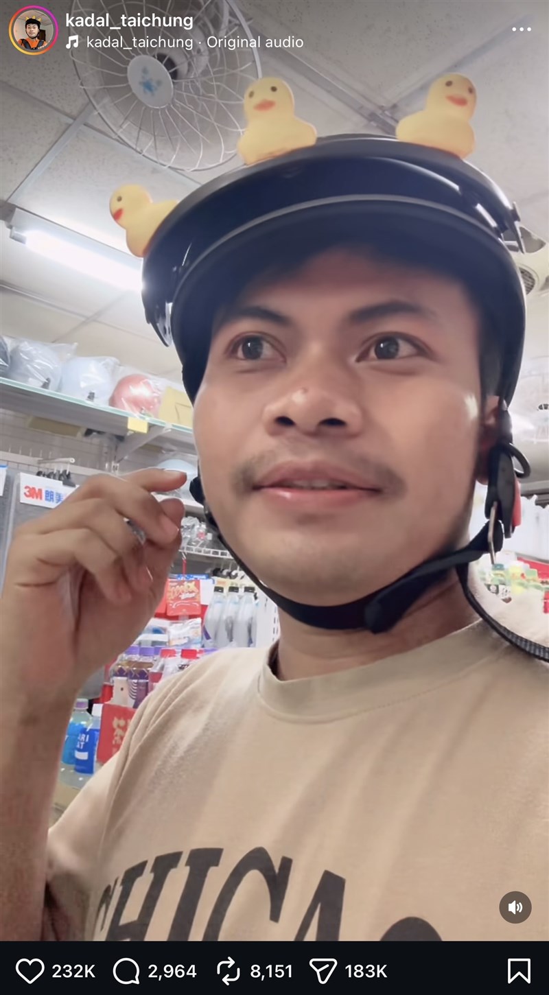 Tangkapan layar dari video Deni yang menunjukkan saat ia pergi membeli petasan, dan akhirnya diberikan kembang api. (Sumber Foto : Instagram Deni)