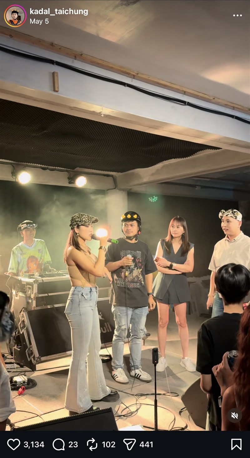 Tangkapan layar dari video Deni "Kadal Taichung" menjadi bintang tamu di acara pesta yang diselenggarakan warga Taiwan. (Sumber Foto : Instagram Deni)