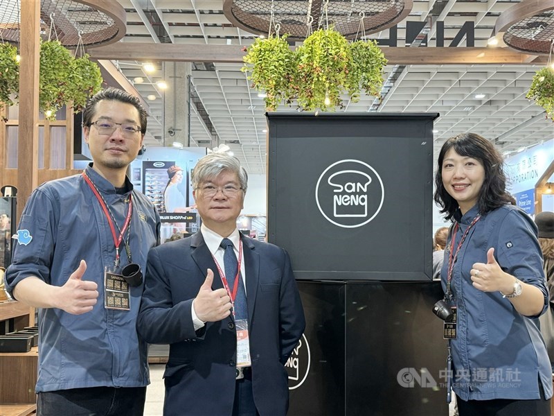 CEO Sanneng Group Holdings Co., Hsiao Kai-feng (kedua dari kiri). (Sumber Foto : Dokumentasi CNA)