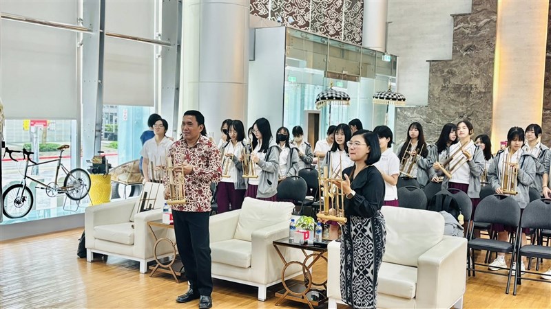 Johannes Andi Susanto Wakil Kepala KDEI Taipei bermain angklung bersama para siswi. (Sumber Foto : Kartika Dewi)