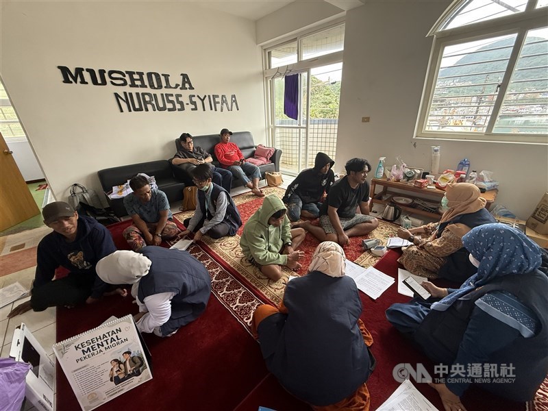 Pengecekan kesehatan untuk ABK di pelabuhan Wanli (Sumber Foto : CNA, 14 Mei 2026).