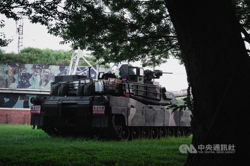 Sebuah tank M1A2T menempati posisi strategis di dalam Pangkalan Udara Hsinchu sebagai bagian dari latihan kesiapsiagaan tempur hari Rabu. (Sumber Foto : CNA, 20 Mei 2026)