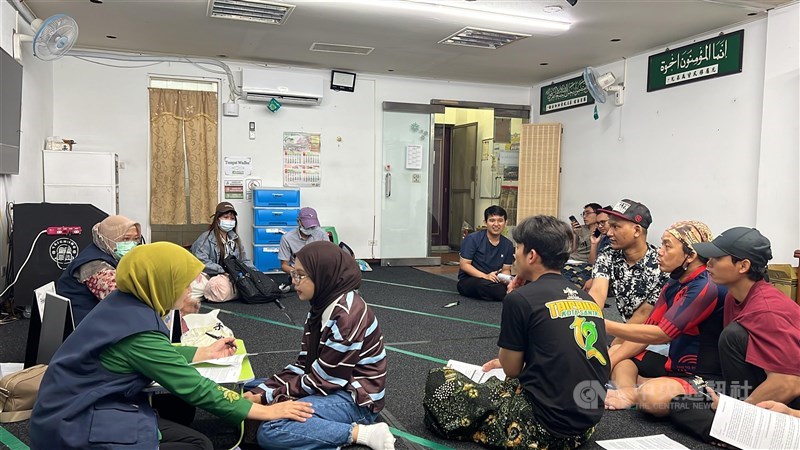 Pendeteksian gangguan kesehatan mental oleh tim Pengmas FIK UI yang diselenggarakan di PCINU Taichung. (Sumber Foto : Dokumentasi CNA)