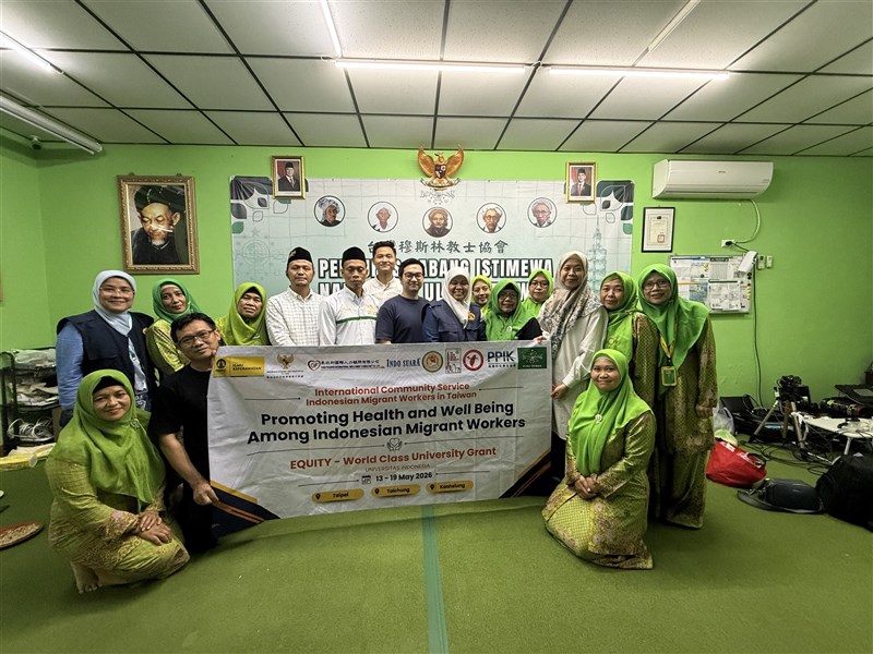 Tim Pengmas FIK UI berfoto seusai pengecekan kesehatan yang bertempat di PCINU Taipei. (Sumber Foto : Dokumentasi CNA) 