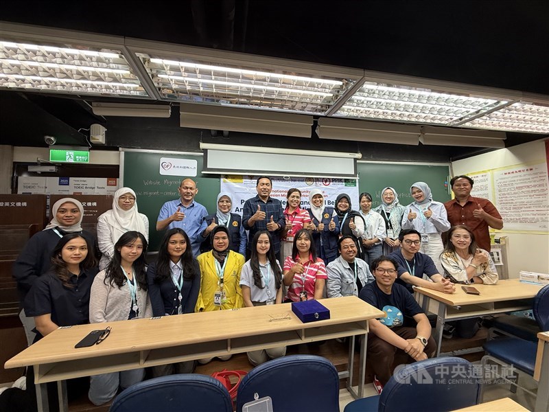 Johanes Andi Susanto, Wakil Kepala KDEI (5 dari kiri belakang) berfoto bersama peserta dan tim Pengmas FIK UI di Taipei. (Sumber Foto : Dokumentasi CNA) 
