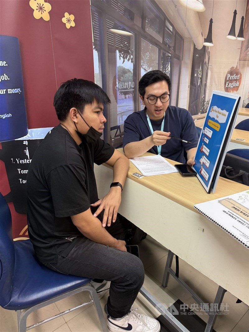 Kevin yang saat ini sedang belajar di program doktoral di College of Medicine, Taipei Medical University (TMU) sedang memberikan pengarahan kesehatan kepada salah seorang peserta. (Sumber Foto : Dokumentasi CNA) 