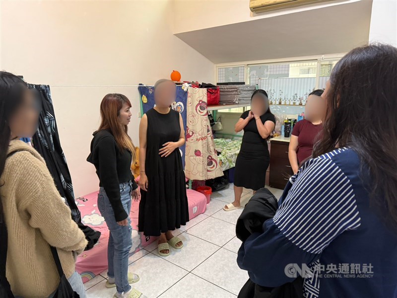 Lina mengunjungi shelter tempat Bunga dirawat. (Sumber Foto : Dokumentasi CNA)