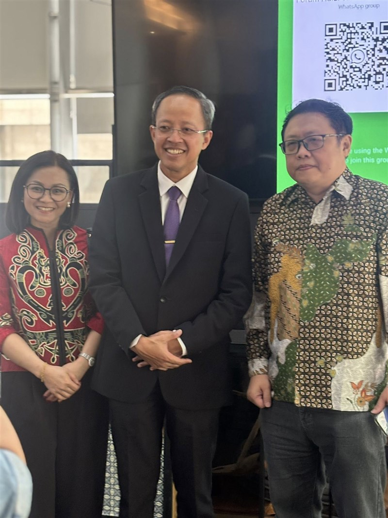 Arif Sulistiyo, kepala KDEI Taipei (tengah) berfoto bersama Jenny JR (kiri) dan Deyantono, ketua APIT (kanan). (Sumber Foto : Jenny JR).