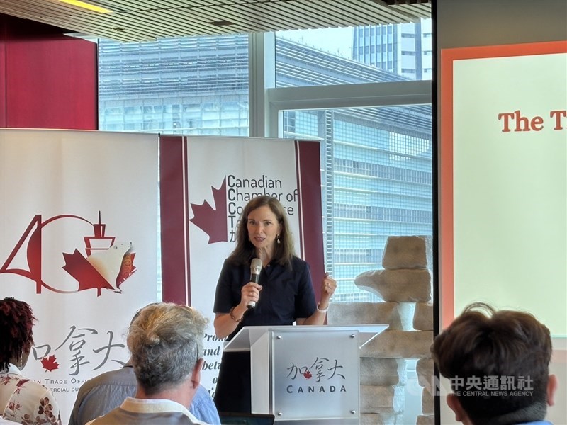 Perwakilan Kanada untuk Taiwan, Marie-Louise Hannan, berbicara di Kantor Perdagangan Kanada di Taipei hari Rabu. (Sumber Foto : CNA, 27 Mei 2026)