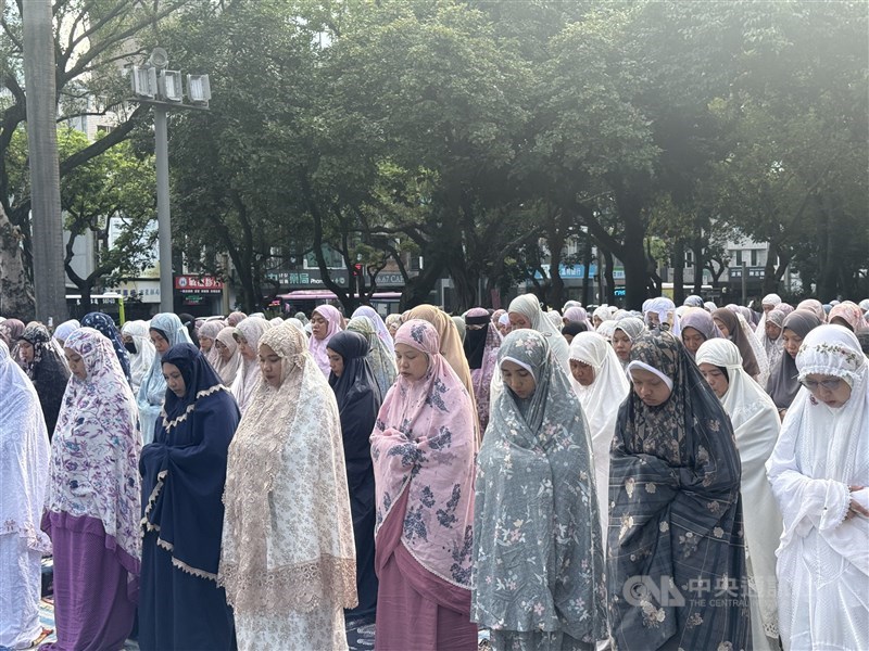 Di bagian belakang jemaah pria, jemaah wanita sedang khusyuk menunaikan salat. (Sumber Foto : CNA, 27 Mei 2026).