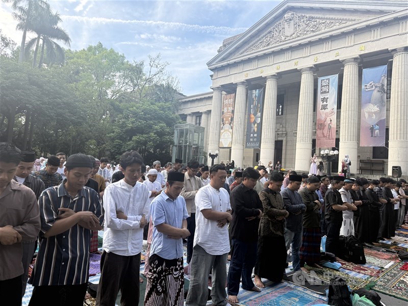 Salat Iduladha digelar di pelataran National Taiwan Museum yang berada di wilayah 228 Peace Memorial Park. (Sumber Foto : CNA, 27 Mei 2026).