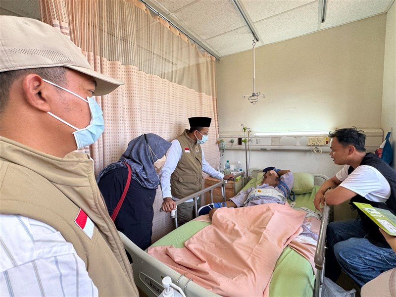 Kepala KDEI beserta jajarannya menjenguk korban. Korban telah menjalani operasi pada kepalanya karena terjadi pendarahan otak akibat kecelakaan tersebut. (Sumber Foto : KDEI).