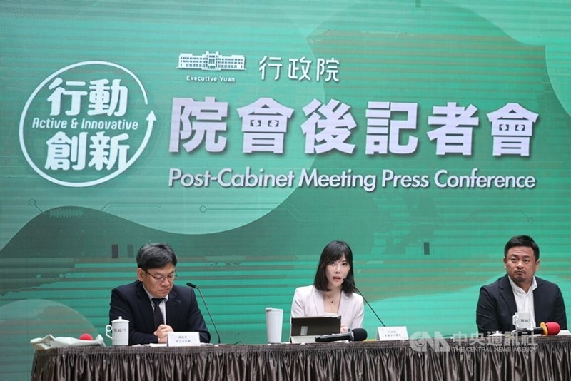 Dari kiri ke kanan: Menteri Dewan Pembangunan Nasional Yeh Chun-hsien, juru bicara Kabinet Michelle Lee, dan Menteri Ketenagakerjaan Hung Sun-han pada konferensi pers pasca-rapat kabinet hari Kamis. (Sumber Foto : CNA, 28 Mei 2026)