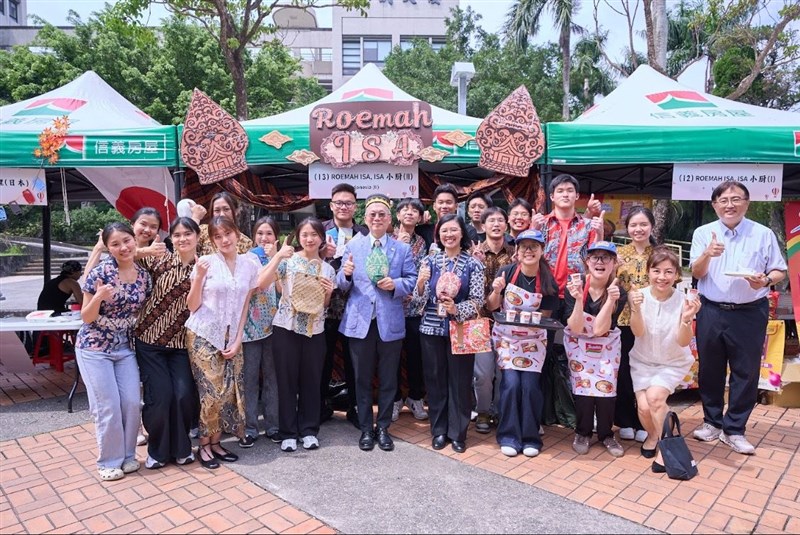 Kepala Bidang Pariwisata dan Perhubungan KDEI, Ruth Evelin Pasaribu (4 depan dari kanan) berfoto bersama para panitia. (Sumber Foto : KDEI)