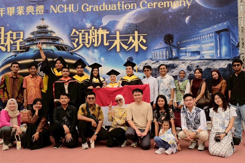 Para wisudawan/wati dari National Chung Hsing University (NCHU) tepat pada hari kelulusan bersama rekan-rekannya. (Sumber Foto : PPI NCHU).