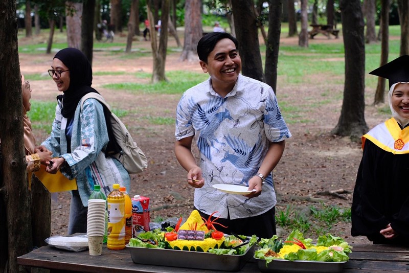 Ketua PPI NCHU, Anang Nur Ardiyanto memotong tumpeng wisuda. (Sumber Foto : PPI NCHU)