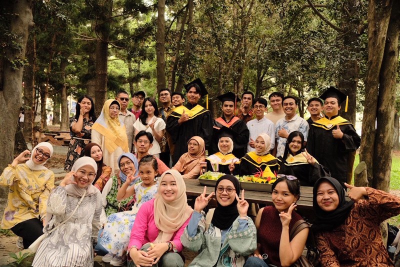 Perhimpunan Pelajar Indonesia (PPI) National Chung Hsing University (NCHU) menggelar tumpengan bersama untuk merayakan wisuda. (Sumber Foto : PPI NCHU).