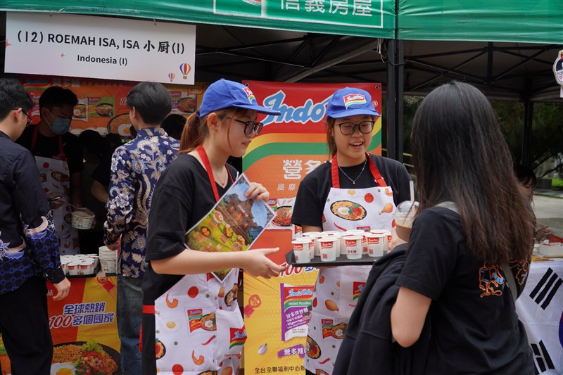 Para pengunjung bisa mencicipi kuliner Indonesia. (Sumber Foto : KDEI)