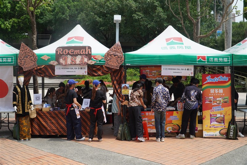 Dua stan yang memajang kuliner Indonesia. (Sumber Foto : KDEI).