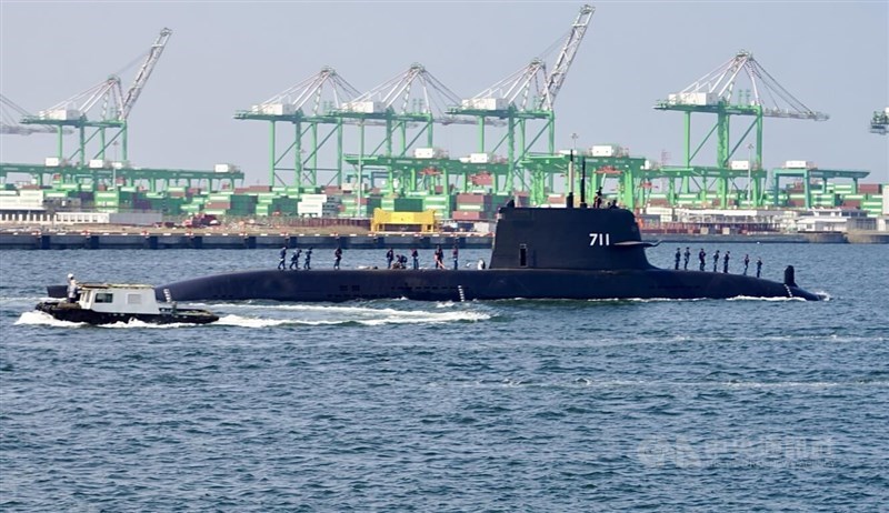 Kapal selam Hai Kun (Narwhal) berangkat dari Pelabuhan Kaohsiung untuk uji coba laut pada Senin pagi. (Sumber Foto : CNA, 1 Juni 2026)