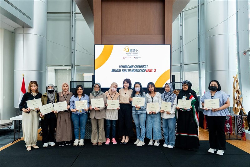 Pembagian sertifikat Mental Health Workshop kedua yang diadakan di KDEI. (Sumber Foto : GOH Migrant).