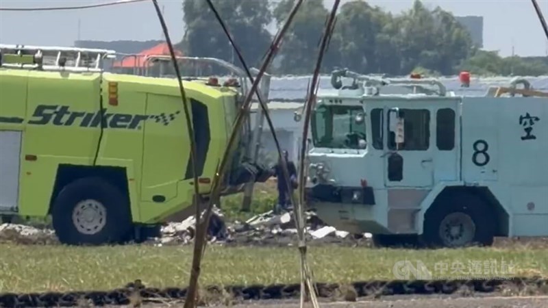 Sebuah pesawat latih T-34 jatuh pada tanggal 2 Juni di Pangkalan Angkatan Udara Gangshan selama simulasi latihan penerbangan kegagalan mesin. (Sumber Foto : CNA, 2 Juni 2026)
