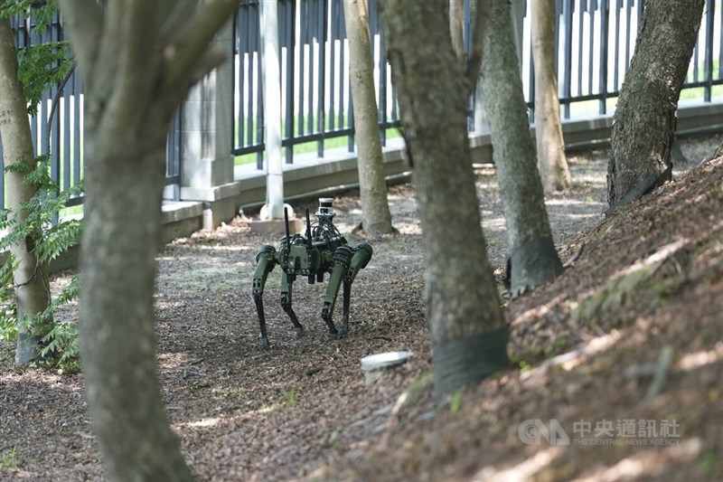 Seekor anjing robot yang dilengkapi LiDAR berjalan di antara pepohonan selama demonstrasi di Taipei pada hari Selasa. (Sumber Foto : CNA, 2 Juni 2026)