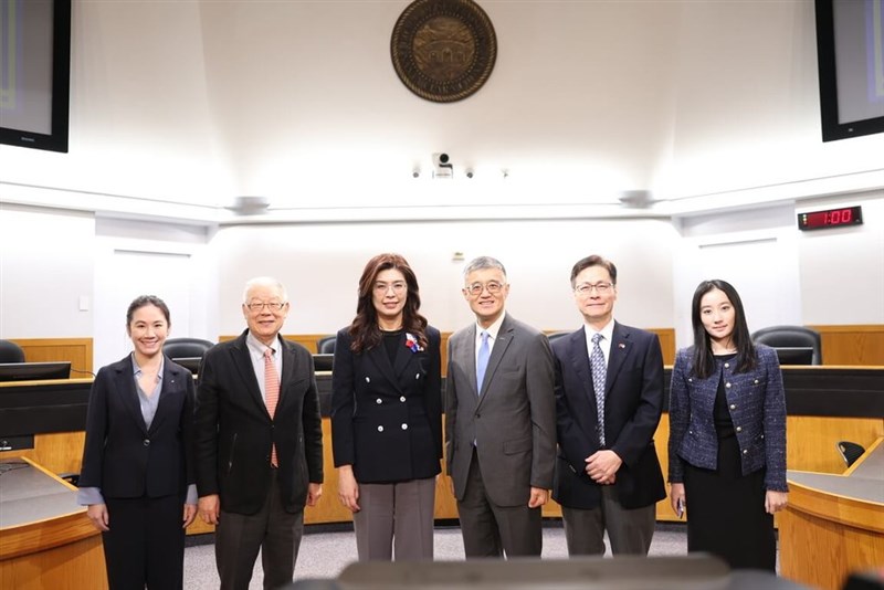 Ketua KMT Cheng Li-wun (ketiga dari kiri) bertemu dengan Otto Lee (ketiga dari kanan), pengawas daerah etnis Tionghoa pertama di Silicon Valley, dalam kunjungan ke Santa Clara hari Kamis. (Sumber Foto : KMT)