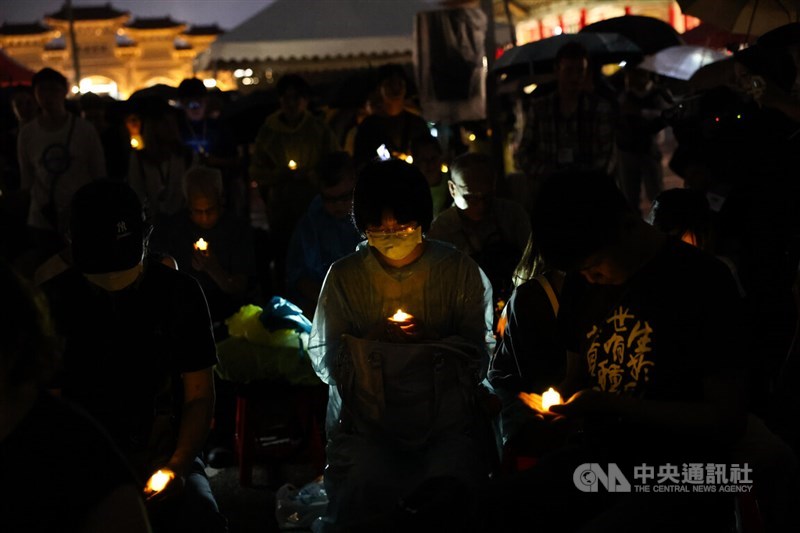 Para peserta memegang lilin elektronik dan mengheningkan cipta selama 64 detik untuk mengenang para korban penindasan Tiananmen dalam sebuah acara doa bersama dengan cahaya lilin di Taipei pada hari Kamis. (Sumber Foto : CNA, 4 Juni 2026)