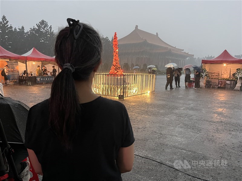  Flower, sebuah nama samaran, hanya difoto dari belakang atas permintaannya karena alasan keamanan saat ia menghadiri acara nyala lilin di Taipei pada hari Kamis untuk memperingati peringatan 37 tahun Insiden 4 Juni. (Sumber Foto : CNA, 4 Juni 2026)