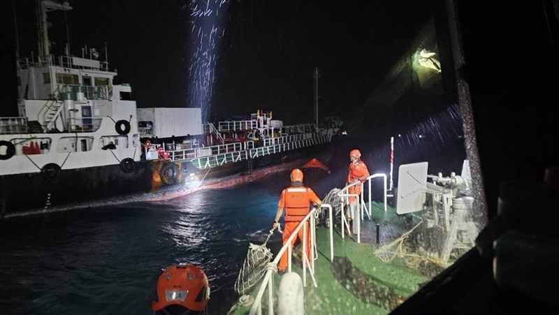  Tim CGA mengevakuasi 9 anak buah kapal tanker berbendera Saint Kitts dan Nevis bernama “Aquarius” yang mengalami kebocoran. (Sumber Foto : CGA, 5 Juni 2026) 