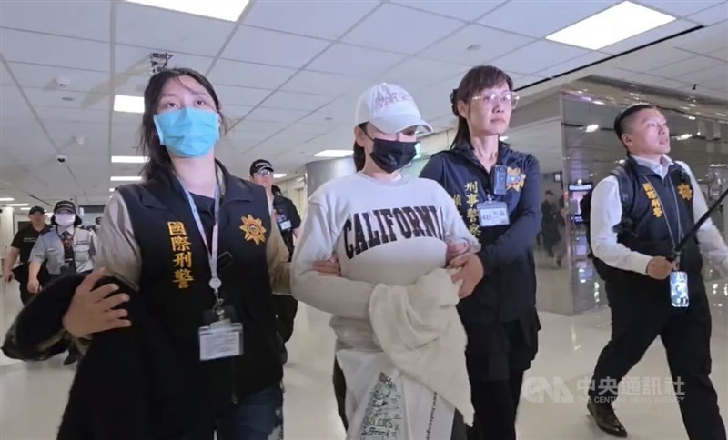 Tersangka Johanne Liou (kedua dari kanan). (Sumber Foto : CNA, 4 Juni 2026)