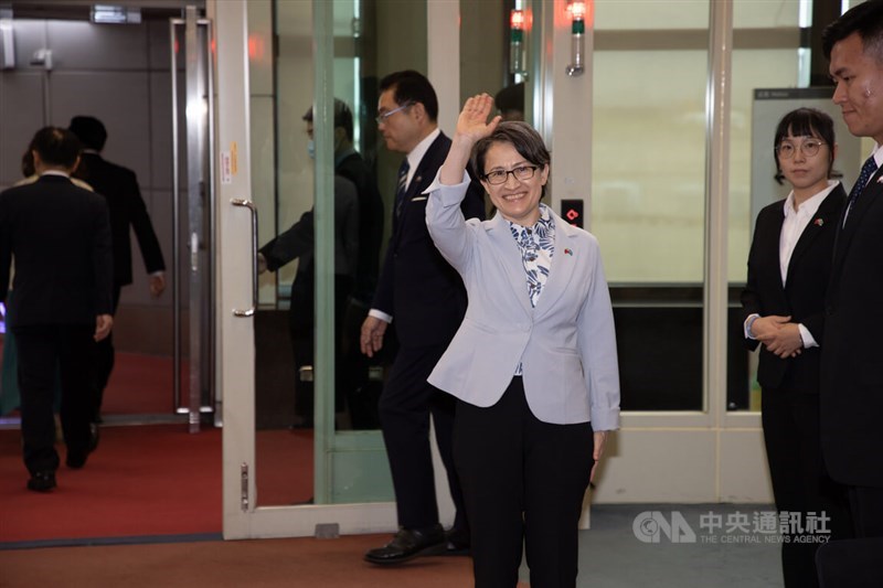 Wakil Presiden Hsiao Bi-khim melambaikan tangan untuk mengucapkan selamat tinggal kepada stafnya di Bandara Internasional Taoyuan pada hari Sabtu. Foto CNA 6 Juni 2026