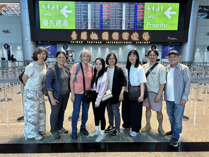 Para delegasi bersama ketua yayasan Bauki Angaw (kanan) berpose untuk foto di Bandara Internasional Taoyuan pada Jumat sebelum keberangkatan. (Sumber Gambar : Kavalan Cultural Foundation of Hualien County)