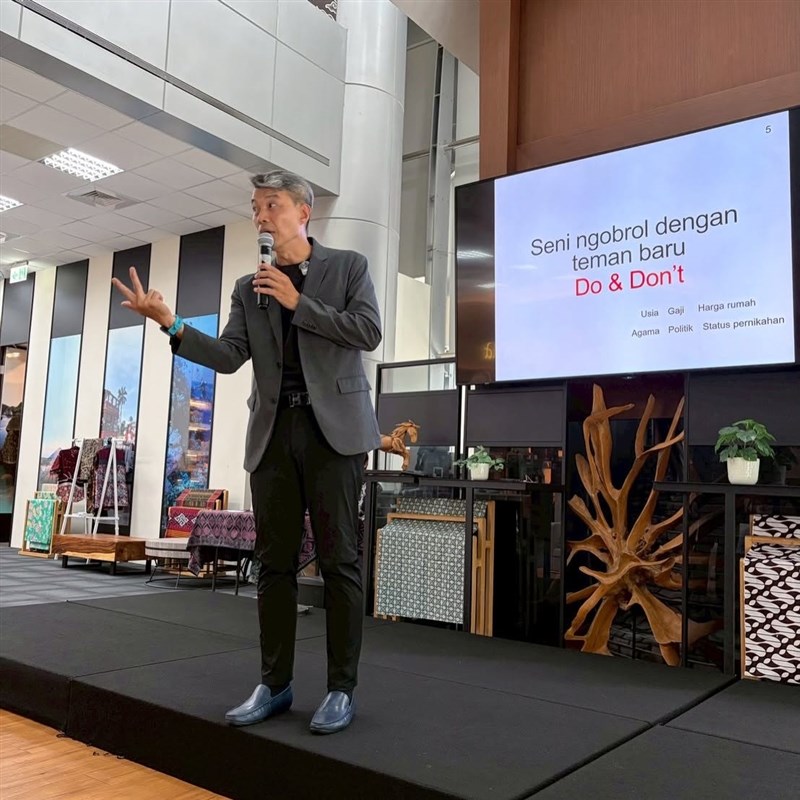 Antonius Agung Sunarto, pembicara pertama dalam lokakarya ”Speak with Impact: Dari Gemetar Jadi Bersinar”. (Sumber Foto : Kartika Dewi IDN Taiwan).