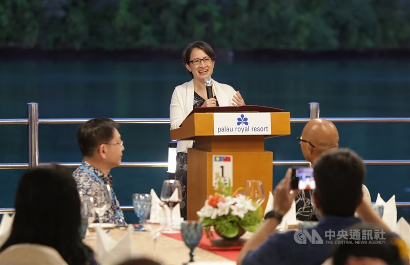 Wakil Presiden Hsiao Bi-khim (tengah belakang) berbicara pada jamuan makan malam penyambutan di Koror, Palau, pada hari Minggu. (Sumber Foto : CNA, 7 Juni 2026)