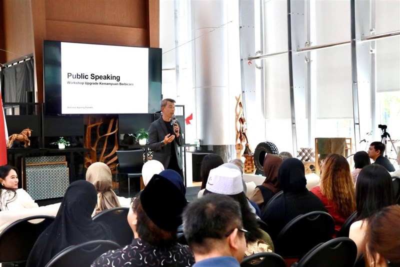 Cinta Dita Abadi (berkaca mata), seorang PMI yang menghadiri kegiatan tersebut mengungkapkan jika acara tersebut sangat bagus sekali. (Sumber Foto : Kartika Dewi IDN Taiwan).
