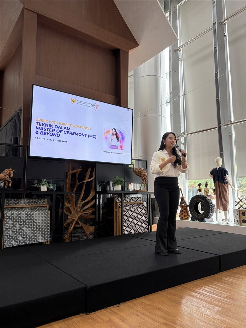 Maria Catharina Laras pembicara kedua dalam lokakarya ”Speak with Impact: Dari Gemetar Jadi Bersinar”. (Sumber Foto : Kartika Dewi IDN Taiwan).