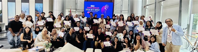 Kegiatan lokakarya ”Speak with Impact: Dari Gemetar Jadi Bersinar” juga memberikan sertifikat bagi semua peserta. (Sumber Foto : Kartika Dewi IDN Taiwan).