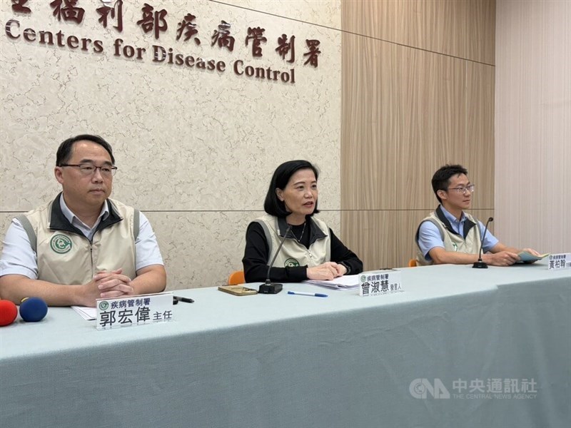 Juru bicara CDC, Tseng Shu-hui (tengah), memberikan penjelasan kepada media mengenai aktivitas COVID-19 di Taiwan dalam pengarahan mingguan pada hari Selasa. (Sumber Foto : CNA, 9 Juni 2026)