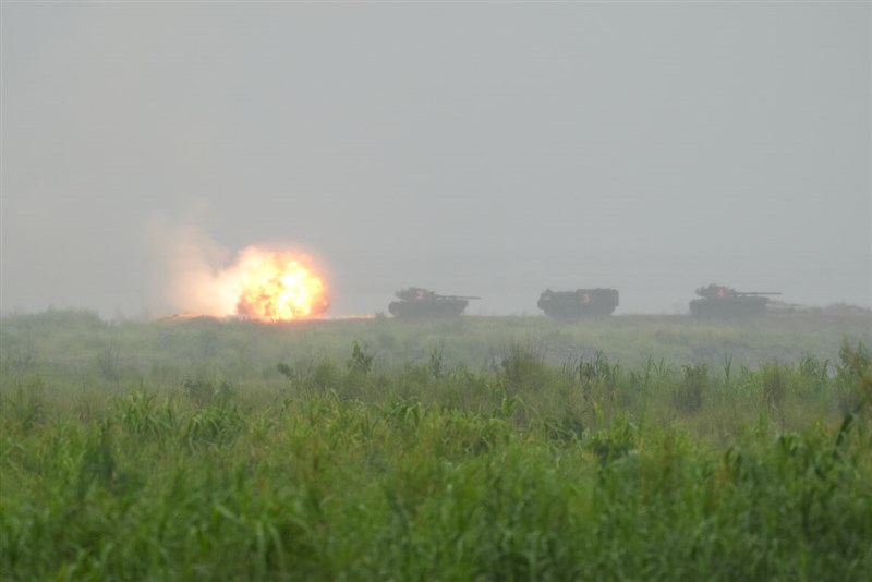 Sebuah rudal yang diluncurkan dari kendaraan rudal TOW-2B mengenai sasarannya selama latihan di Taichung pada hari Selasa. (Sumber Foto : Korps ke-10 Angkatan Darat Taiwan)