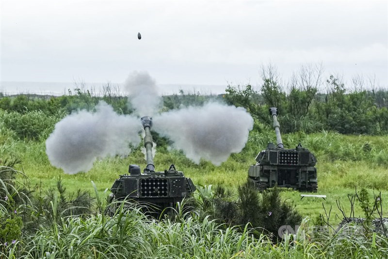 Sebuah unit howitzer swagerak M109A2 menembakkan peluru selama latihan artileri berat di Taichung pada hari Selasa. (Sumber Foto : CNA, 9 Juni 2026)