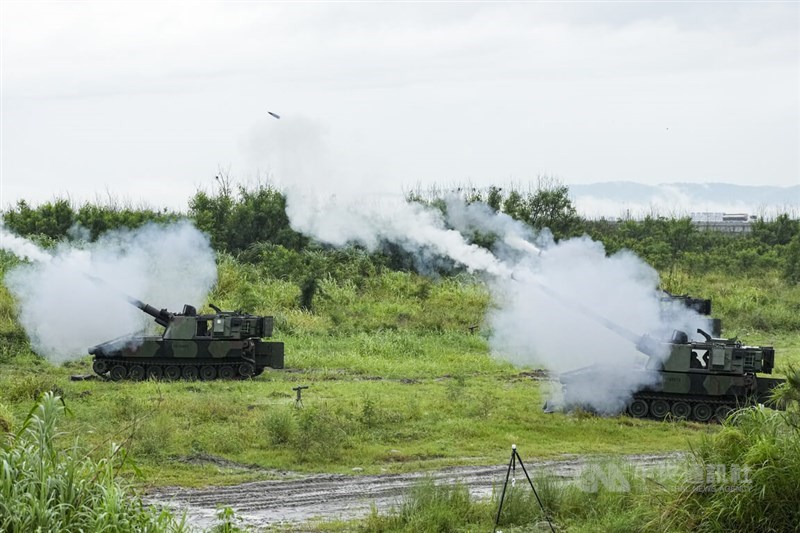 Howitzer swager M109A2 menembakkan peluru selama latihan artileri berat di Taichung pada hari Selasa. (Sumber Foto : CNA, 9 Juni 2026)