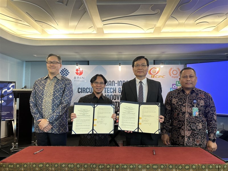Penandatanganan MoU antara HVIP CYCU dan OREM BRIN di Indonesia hari Selasa. (Sumber Foto : Chung Yuan Christian University)