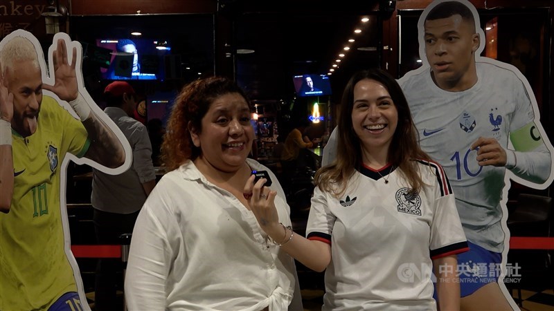 Penonton Najla Manzanares (kanan) dan Zahara berbicara kepada CNA di Taipei pada Kamis malam. (Sumber Foto : CNA, 12 Juni 2026)