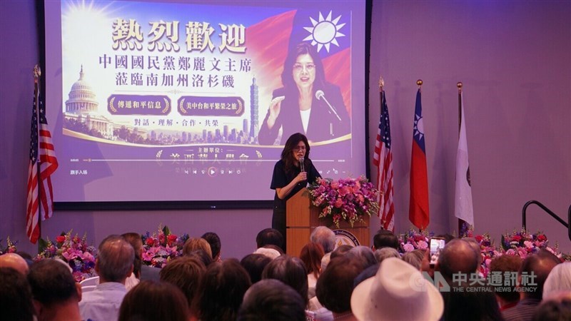 Ketua Kuomintang (KMT) Cheng Li-wun (tengah belakang) berbicara kepada hadirin dalam sebuah acara di Los Angeles pada hari Minggu. (Sumber Foto : CNA, 15 Juni 2026)