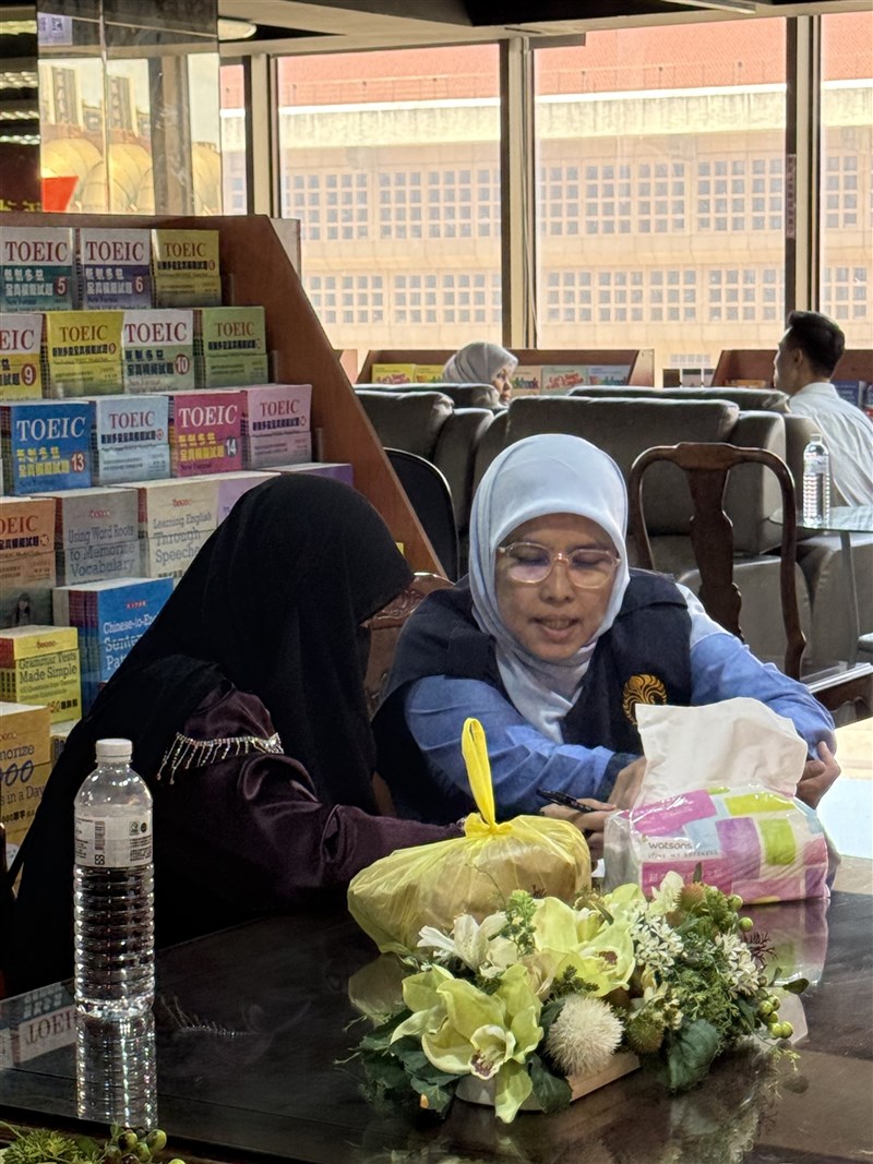 Tim konseling sedang memberikan penanganan konsultasi bersama salah satu PMI di kegiatan Pengmas UI di Taipei pada bulan Mei lalu. (Sumber Foto : Dokumentasi CNA).