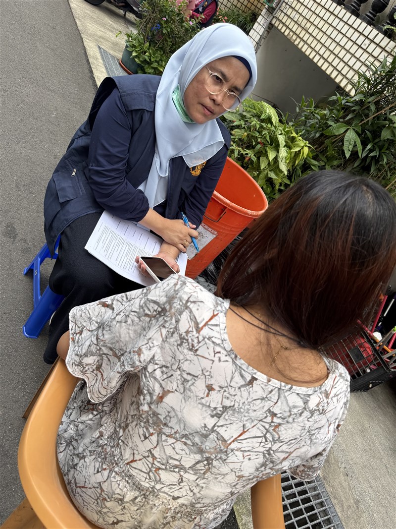 Tim konseling dari Pengmas UI sedang mengadakan konsultasi bersama PMI yang memerlukan penanganan lebih lanjut akibat depresi. (Sumber Foto : Dokumentasi CNA).